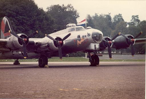 1981-09 B17 flying fortress.jpg